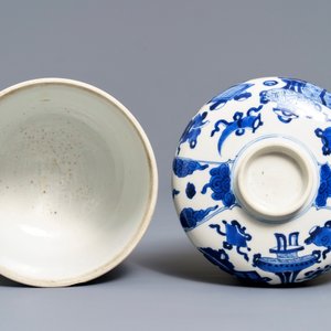 A Chinese blue and white jar and cover with antiquities design, Kangxi — 照片 6