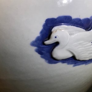 A Chinese blue and white jar and cover with applied design of ducks, Kangxi mark, 19th C. — photo 8