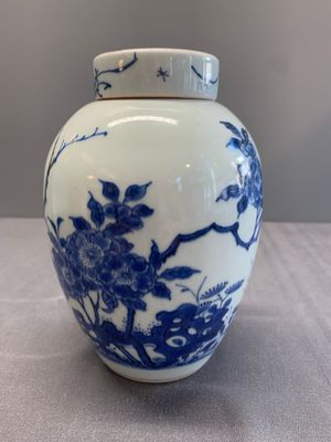 A Chinese blue and white jar and cover with birds among flowering branches, Transitional period — photo 2