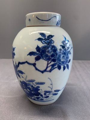 A Chinese blue and white jar and cover with birds among flowering branches, Transitional period — photo 3
