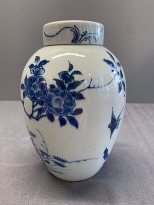 A Chinese blue and white jar and cover with birds among flowering branches, Transitional period — photo 4