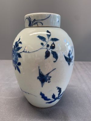 A Chinese blue and white jar and cover with birds among flowering branches, Transitional period — photo 5