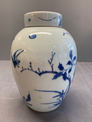 A Chinese blue and white jar and cover with birds among flowering branches, Transitional period — photo 7