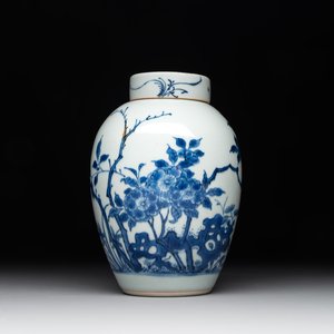 A Chinese blue and white jar and cover with birds among flowering branches, Transitional period — photo 1