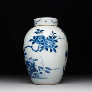 A Chinese blue and white jar and cover with birds among flowering branches, Transitional period — photo 2