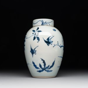 A Chinese blue and white jar and cover with birds among flowering branches, Transitional period — photo 3