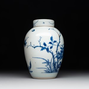 A Chinese blue and white jar and cover with birds among flowering branches, Transitional period — photo 4