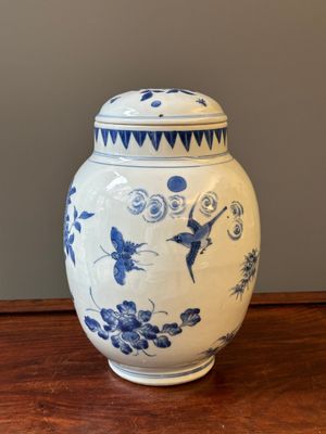 A Chinese blue and white jar and cover with birds and flowers, Transitional period — 照片 2