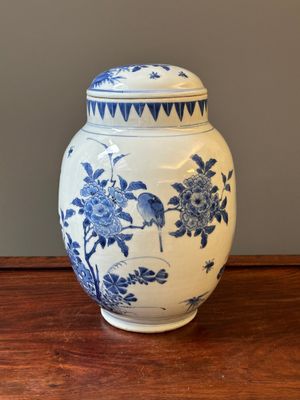 A Chinese blue and white jar and cover with birds and flowers, Transitional period — 照片 3