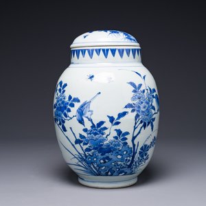 A Chinese blue and white jar and cover with birds and flowers, Transitional period — 照片 1