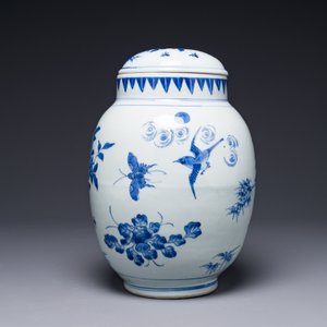 A Chinese blue and white jar and cover with birds and flowers, Transitional period — 照片 3