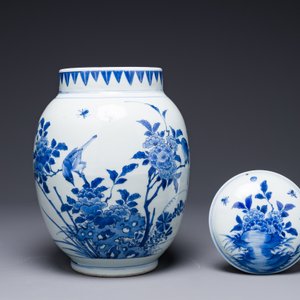 A Chinese blue and white jar and cover with birds and flowers, Transitional period — 照片 4