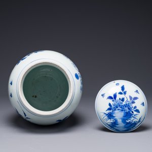 A Chinese blue and white jar and cover with birds and flowers, Transitional period — 照片 5
