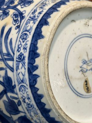 A Chinese blue and white jar and cover with floral design, Kangxi — 照片 12