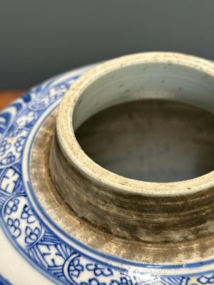 A Chinese blue and white jar and cover with floral design, Kangxi — 照片 7