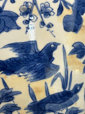 A Chinese blue and white jar and cover with floral design, Kangxi — 照片 8