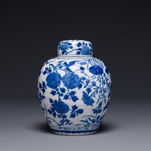 A Chinese blue and white jar and cover with floral design, Kangxi — 照片 1