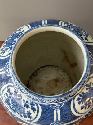 A Chinese blue and white jar and cover with floral design, Wanli — photo 7