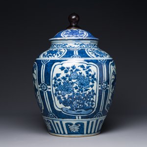 A Chinese blue and white jar and cover with floral design, Wanli — photo 3