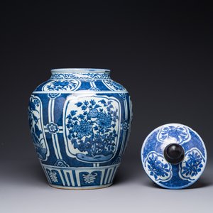 A Chinese blue and white jar and cover with floral design, Wanli — photo 5