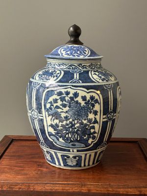 A Chinese blue and white jar and cover with floral design, Wanli — photo 1