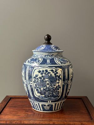 A Chinese blue and white jar and cover with floral design, Wanli — photo 3