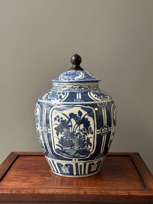 A Chinese blue and white jar and cover with floral design, Wanli — photo 4