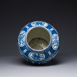 A Chinese blue and white jar and cover with floral design, Wanli — photo 6