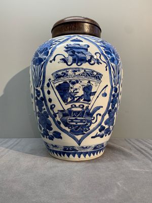 A Chinese blue and white jar and wooden cover, Kangxi — photo 1