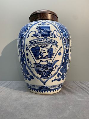 A Chinese blue and white jar and wooden cover, Kangxi — photo 2