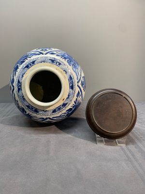 A Chinese blue and white jar and wooden cover, Kangxi — photo 5