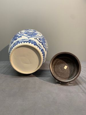 A Chinese blue and white jar and wooden cover, Kangxi — photo 6