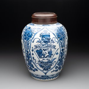 A Chinese blue and white jar and wooden cover, Kangxi — photo 1