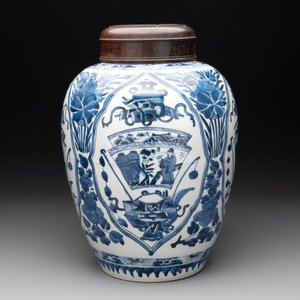 A Chinese blue and white jar and wooden cover, Kangxi — photo 2