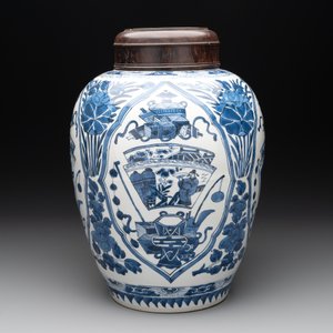 A Chinese blue and white jar and wooden cover, Kangxi — photo 3