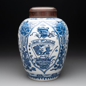 A Chinese blue and white jar and wooden cover, Kangxi — photo 4