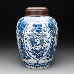 A Chinese blue and white jar and wooden cover, Kangxi — photo 5