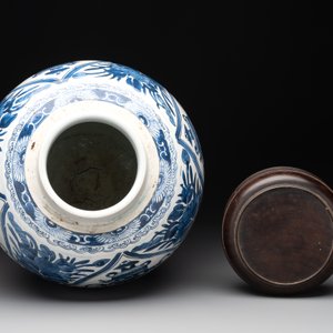 A Chinese blue and white jar and wooden cover, Kangxi — photo 6