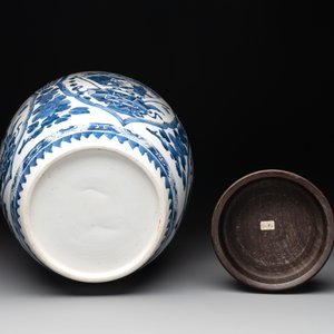 A Chinese blue and white jar and wooden cover, Kangxi — photo 7