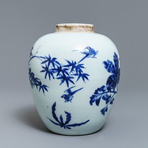 A Chinese blue and white jar with birds among blossoms, Transitional period — photo 4