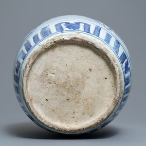 A Chinese blue and white jar with birds in a landscape, Wanli — 照片 5