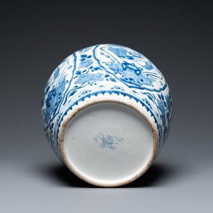 A Chinese blue and white jar with figurative medallions, Kangxi — photo 5