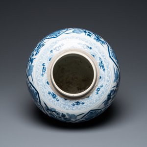 A Chinese blue and white jar with figurative medallions, Kangxi — photo 6