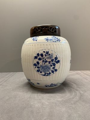 A Chinese blue and white jar with floral design and a wooden cover, Kangxi — photo 1