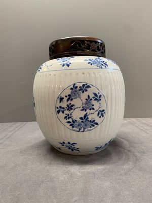 A Chinese blue and white jar with floral design and a wooden cover, Kangxi — photo 2