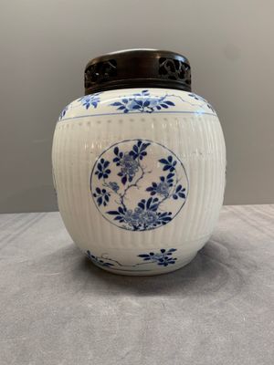 A Chinese blue and white jar with floral design and a wooden cover, Kangxi — photo 3