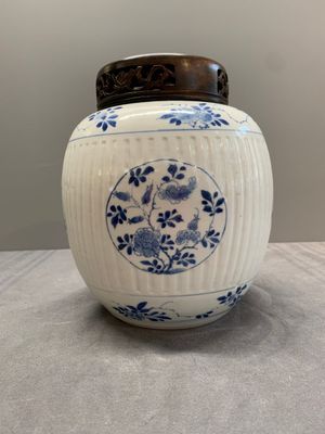A Chinese blue and white jar with floral design and a wooden cover, Kangxi — photo 4