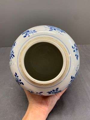 A Chinese blue and white jar with floral design and a wooden cover, Kangxi — photo 8