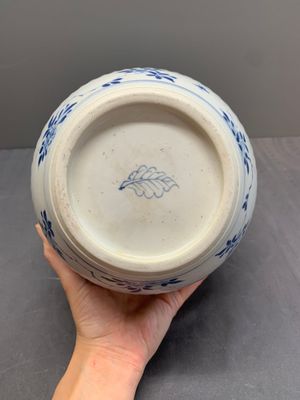 A Chinese blue and white jar with floral design and a wooden cover, Kangxi — photo 9