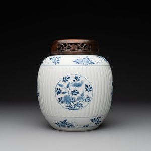A Chinese blue and white jar with floral design and a wooden cover, Kangxi — photo 1